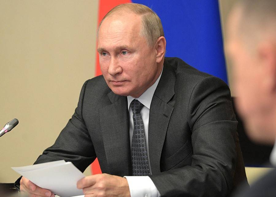 Путин потребовал следить за исполнением закона об амнистии капиталов
