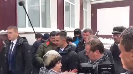 СК начал проверку по жалобе пенсионерки, вставшей на колени перед Дмитрием Медведевым
