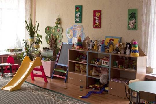 Воспитательница в Омске заставила детей вылавливать игрушки из унитаза и уволилась
