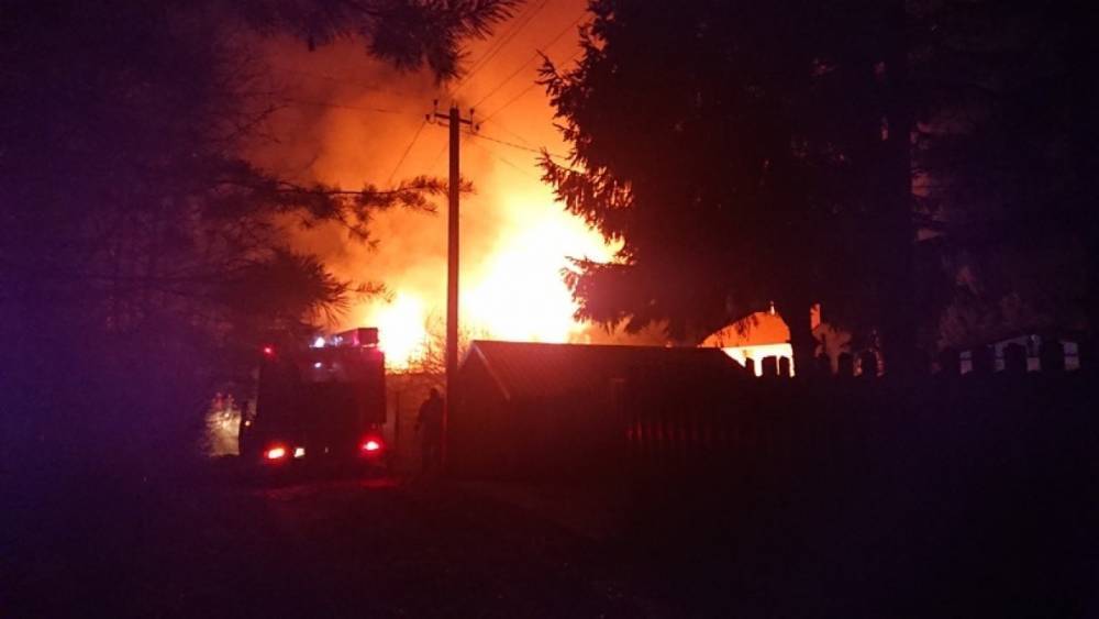 Почти два часа спасатели тушили огненный столб на 100 «квадратах» в Синявино