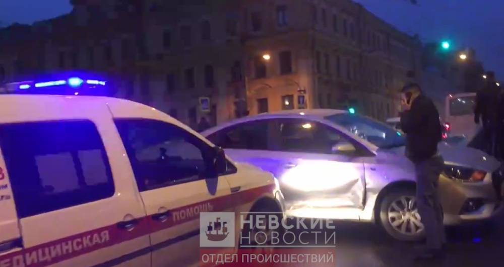 Скорая врезалась в Hyundai на Канале Грибоедова в Петербурге