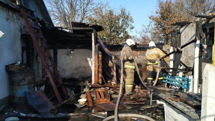 В Симферопольском районе пожарные спасли частный дом от взрыва