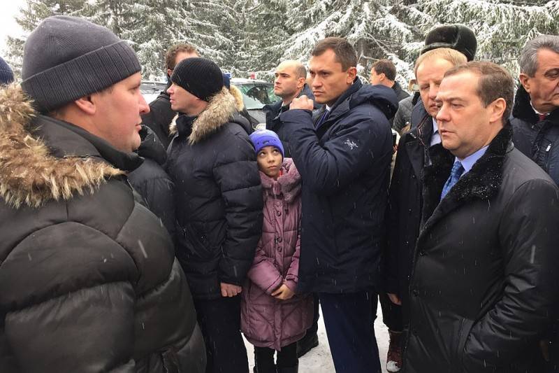 Медведев заставил алтайских чиновников выйти в народ