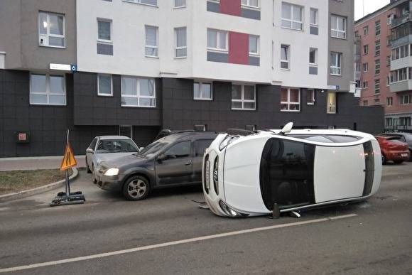 В Екатеринбурге из-за ДТП один автомобиль перевернулся на крышу, другой встал на бок