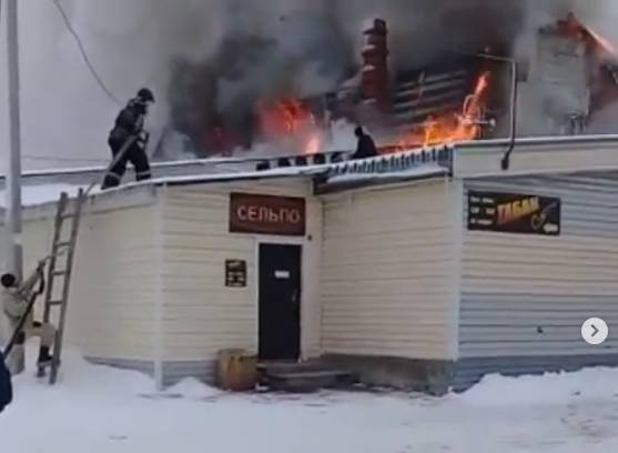 Серьёзный пожар в торговом павильоне в Кузбассе сняли на видео