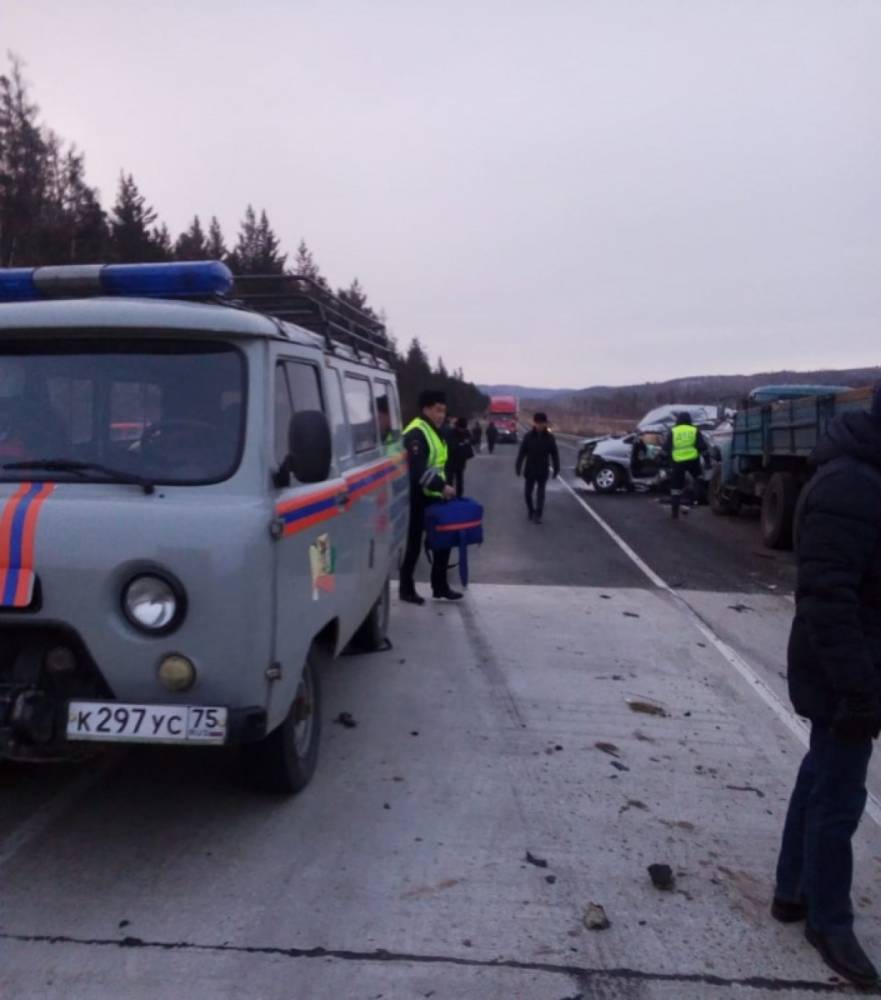 Семь человек погибли при столкновении микроавтобуса и двух большегрузов в Забайкалье