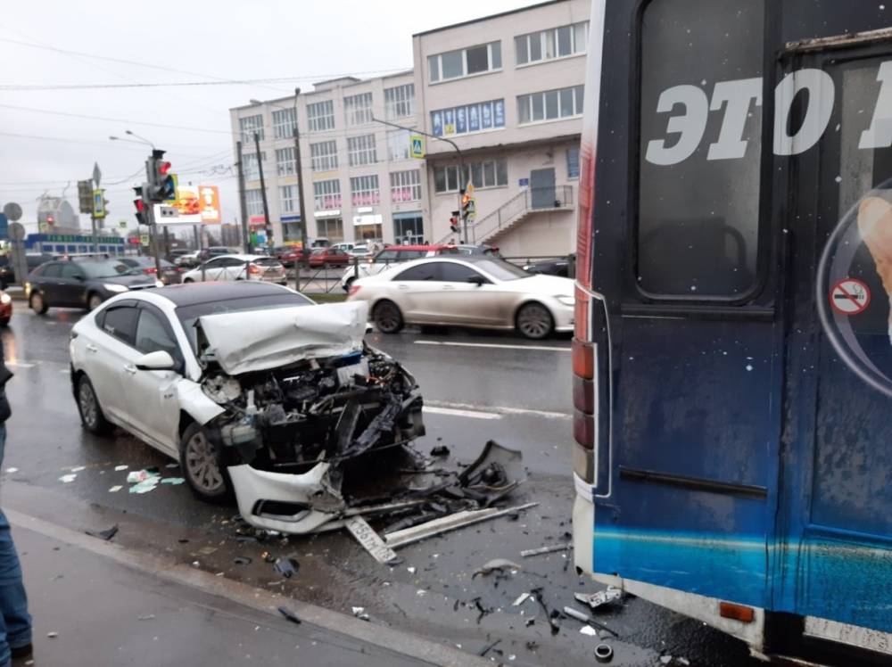 В ДТП с машиной и маршруткой на Кантемировской пострадали три человека