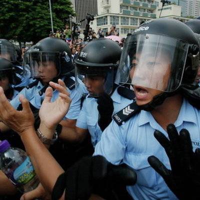 Полиция Гонконга подтвердила, что применила оружие против протестующих