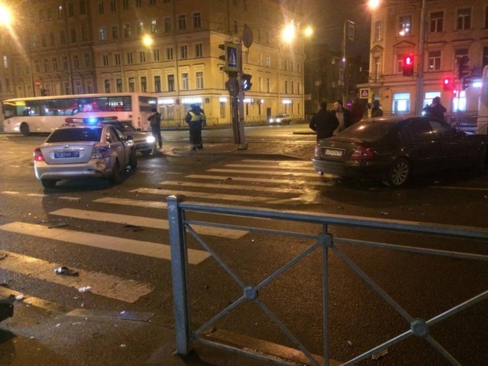 Не поделившие дорогу Mercedes и машина полиции перекрыли движение по Лиговскому