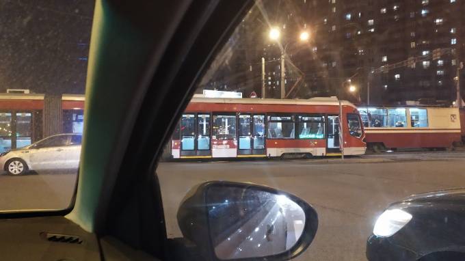 Трамвай перекрыл движение транспорта на повороте с проспекта Просвещения на Руставели