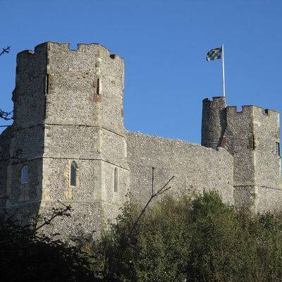 На территории средневекового замка Льюис на юге Англии обрушилась стена