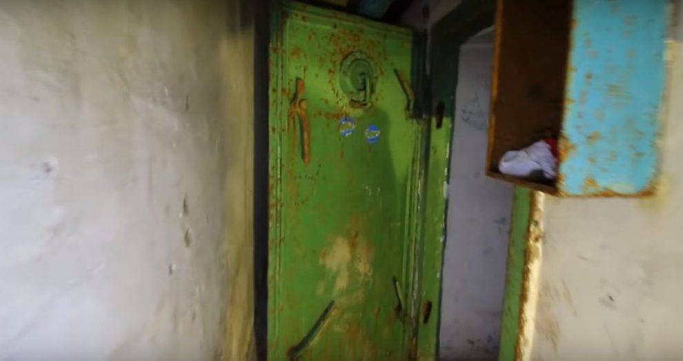 Блогеры нашли вход в заброшенное бомбоубежище в обычном сарае в Глазове