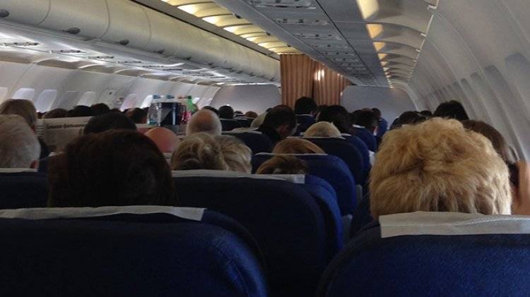 Самолет, летевший из Челябинска в Сочи, сел в Самаре из-за пассажирки-курильщицы