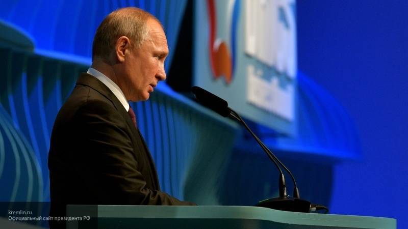 Путин заявил об удержании российской экономики от "сползания в рецессию"