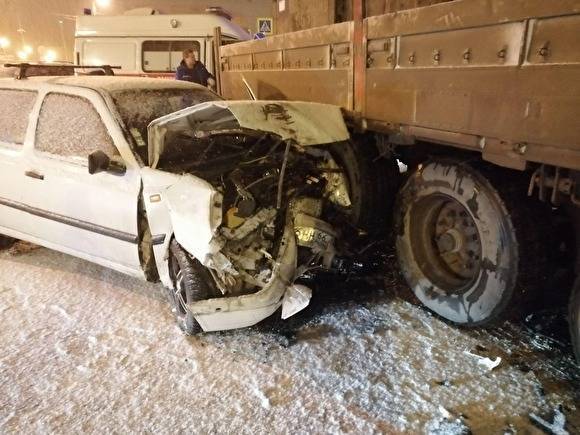 В Челябинске грузовик столкнулся с легковушкой. Среди пострадавших — подросток