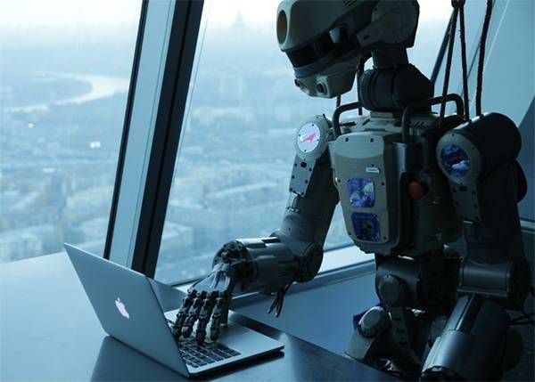 Робот Федор в депрессии: гуглить не может, в космос не полетит. Зато MacBook есть