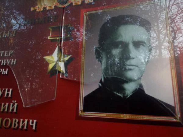 В Киргизии разгромили стенды с портретами героев Советского Союза