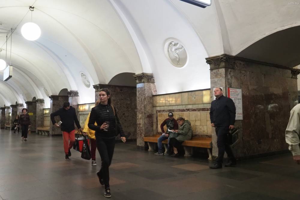 Пассажиры метро Москвы задержали пристававшего к бабушкам дебошира