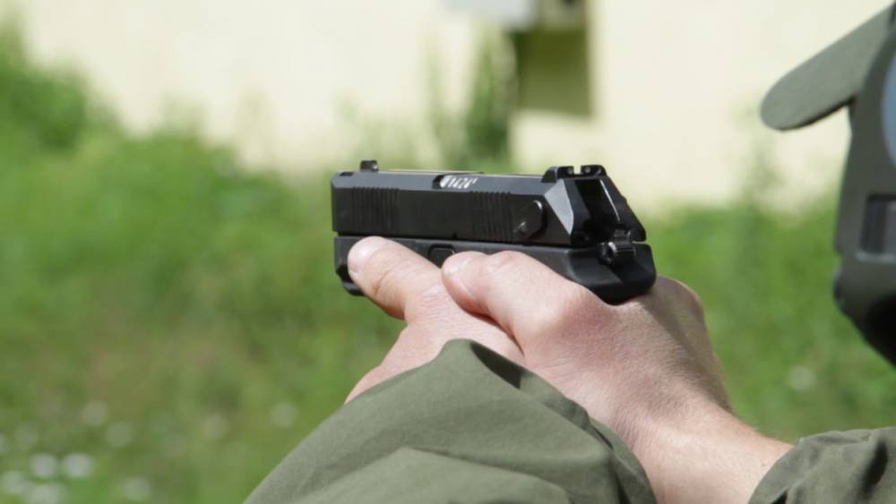 В Череповце подростки с пистолетом напали на детей