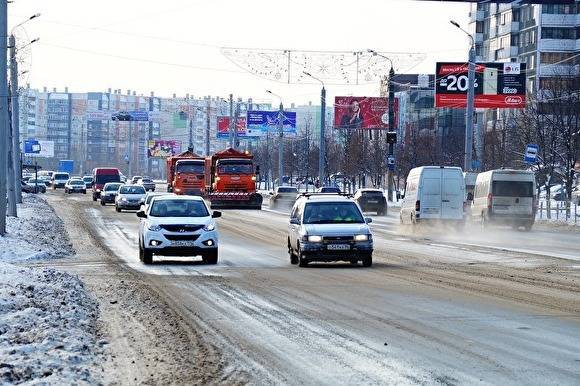 В Челябинске около 12 часов продолжается снегопад. Пробки в час пик достигли девяти баллов