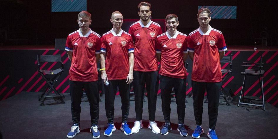 Adidas о скандале с новой формой сборной: "Чтобы увидеть флаг России, надо поднять руки вверх"