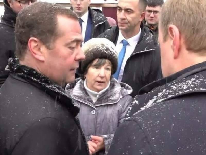 Пенсионерка, упавшая в ноги Медведеву, недовольна 25 млн рублей