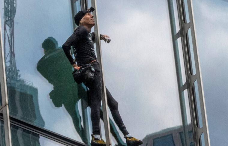 Французский «человек-паук» забрался на 152-метровый небоскрёб - news.ru - Франция