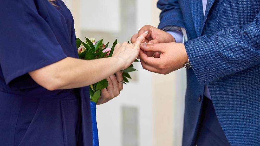 Более 300 пар подали заявления на регистрацию браков в "день четырех двоек"