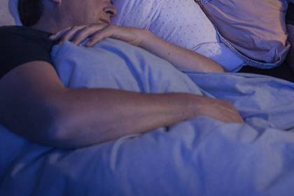Мужчина набросился во сне на жену из-за редкого заболевания