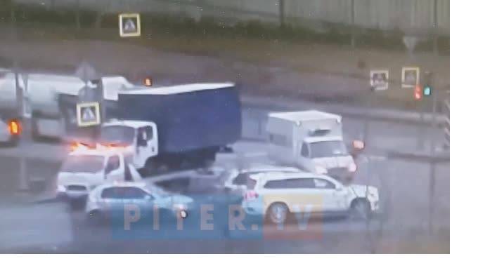 На Софийской улице&nbsp;водитель "Газели" врезался в фургон, который перевозил эвакуатор