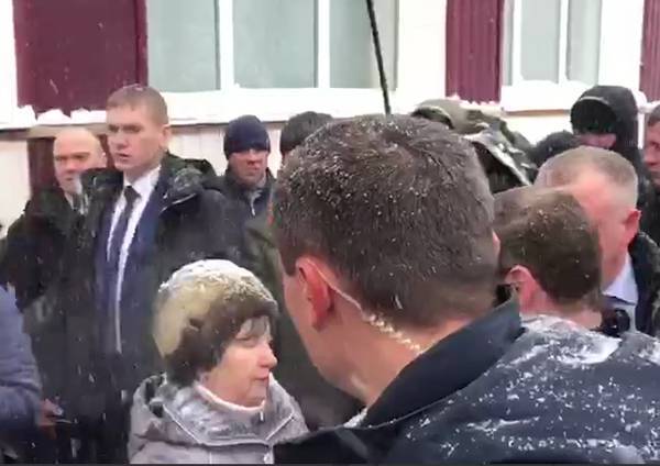 Переволновалась или охранники подставили подножку: у Медведева и пенсионерки разошлись версии, почему она упала на колени