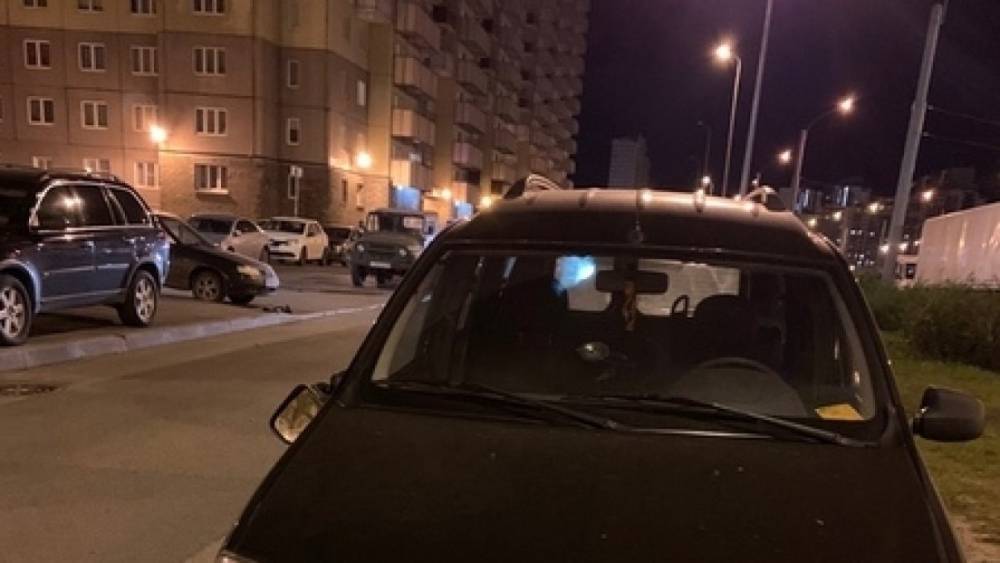 Неизвестный повредил зеркала у автомобилей на Ленинском проспекте