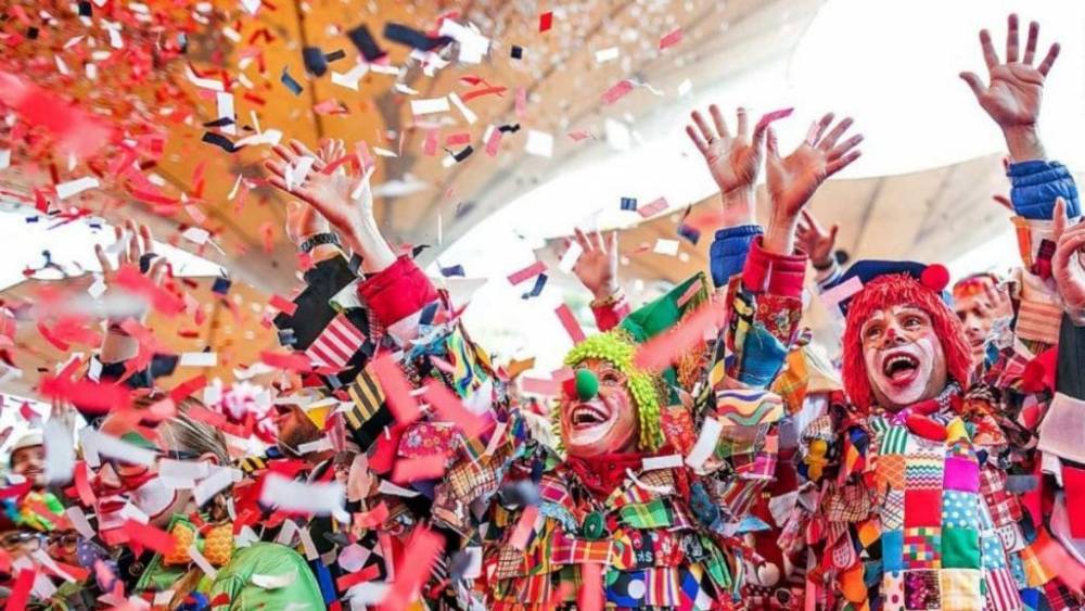На карнавале в Кельне неизвестные душат людей кабельными стяжками