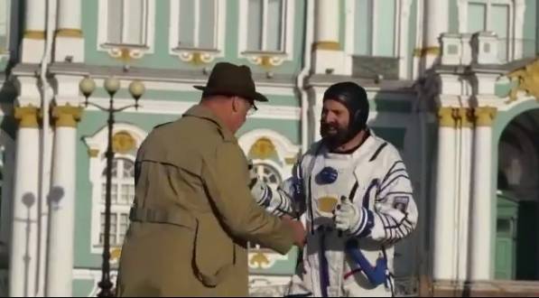 Солист Rammstein «подрался» с космонавтом на Дворцовой площади Петербурга