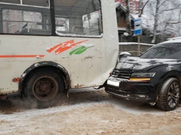 В Сыктывкаре иномарка врезалась в пассажирский автобус