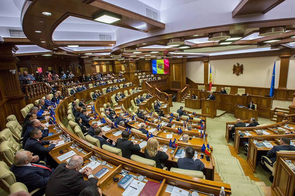 Парламент Молдовы утвердил правительство нового премьера Иона Кику