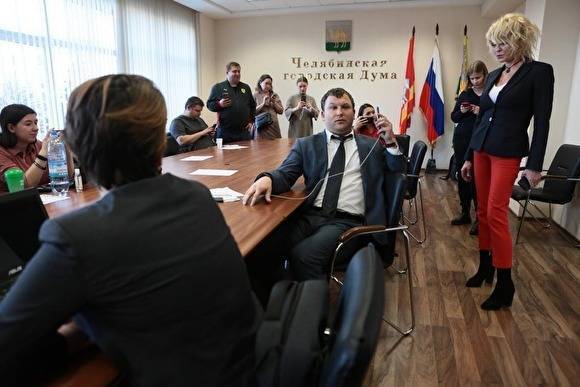 На выборах мэра Челябинска — скандал. Охрана вывела из зала активиста
