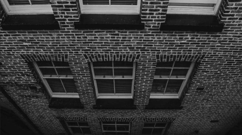 Мальчик 7 лет борется за жизнь, выпав из окна квартиры на 9 этаже