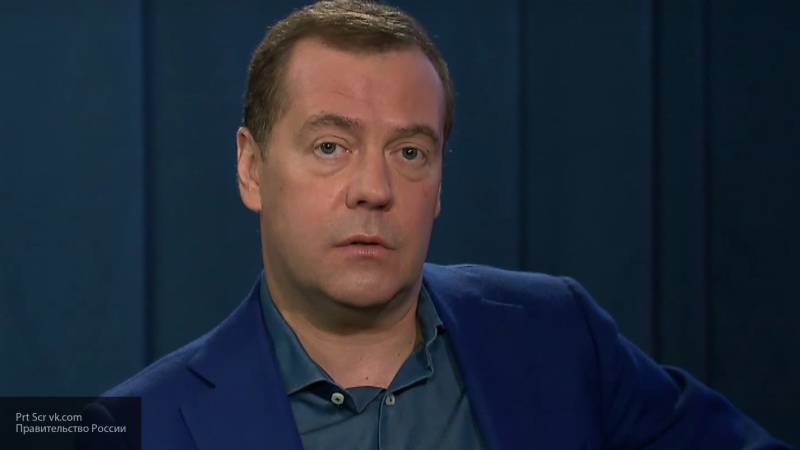 Медведев заявил о недостаточно быстром темпе строительства школ и детских садов в селах
