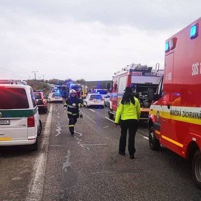 13 человек погибли, 20 пострадали при столкновении автобуса и грузовика в Словакии