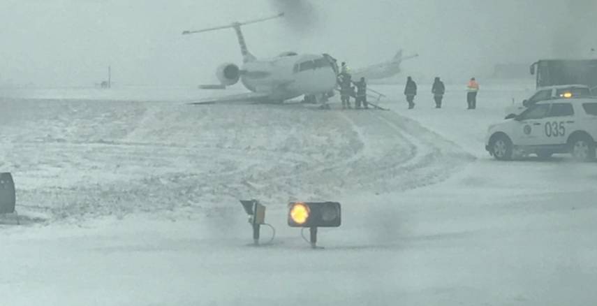 Аэропорт Чикаго отменил более 1300 рейсов из-за рекордного снегопада (Фото, Видео)