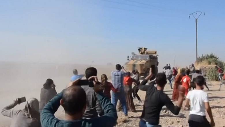 "Мы сильно побиты, но идем": российские патрули в Сирии забрасывают камнями