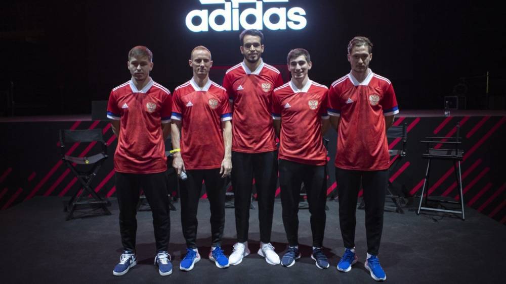 Adidas объяснил решение перевернуть российский флаг на новой форме сборной России
