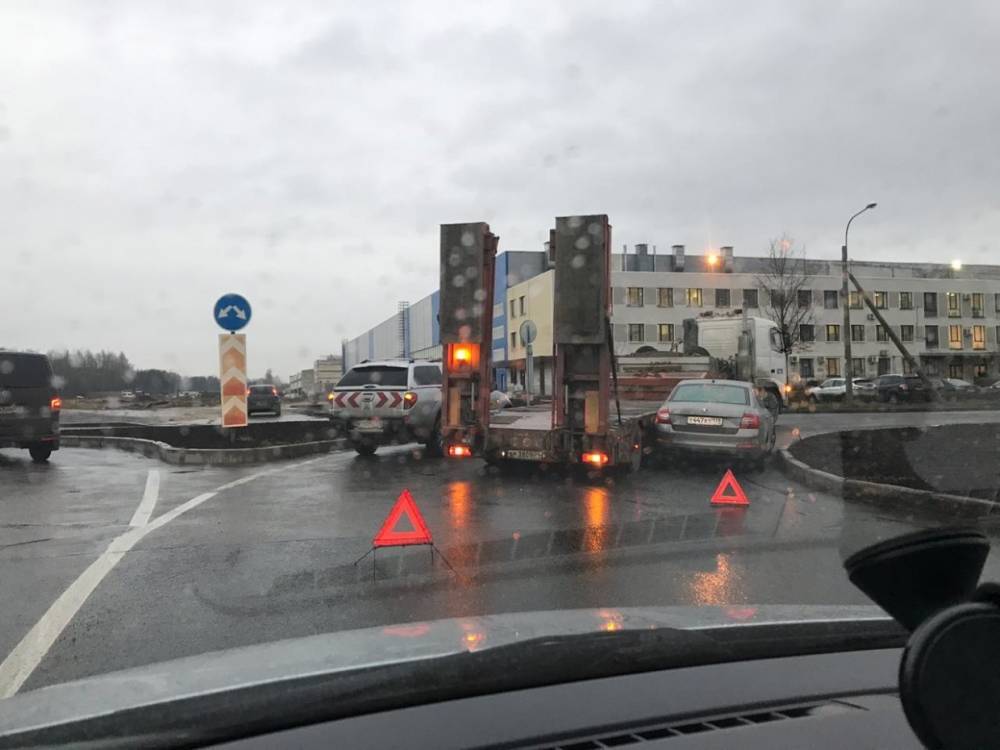 На&nbsp;Шуваловском проспекте Škoda застряла между грузовиком и поребриком&nbsp;