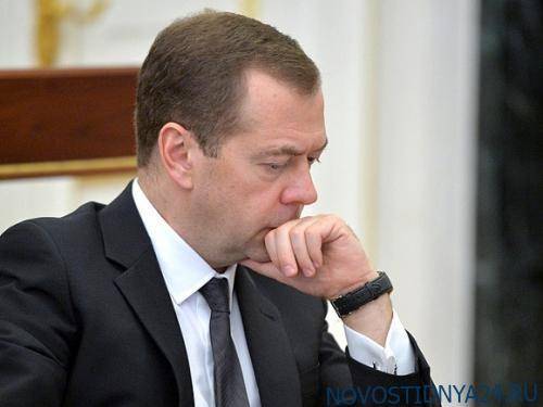 Медведеву на совещании по РЖД налили «чай другого цвета»