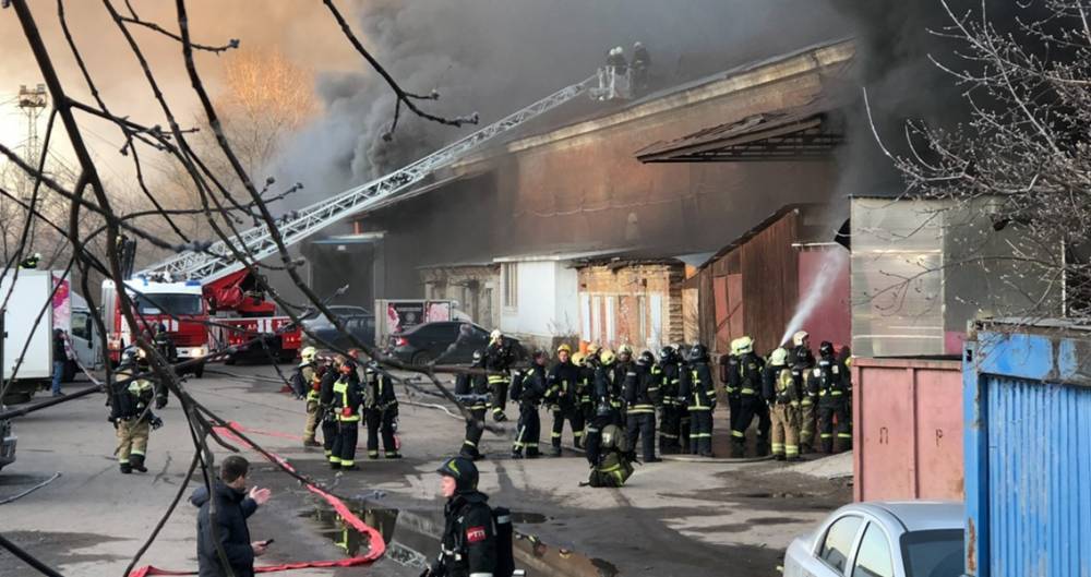Площадь пожара на складе в центре Москвы выросла до 700 "квадратов"