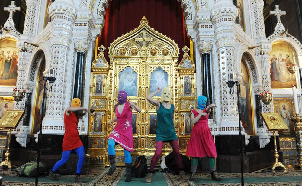 Россия выплатила 2,6 миллиона рублей участницам Pussy Riot, осужденным за акцию «панк-молебен»