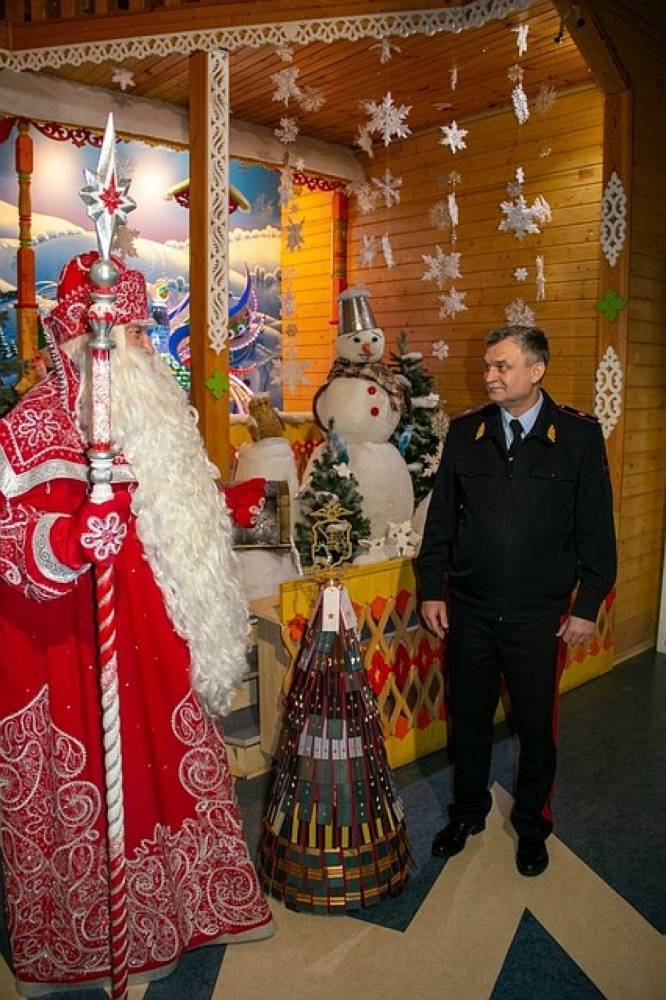 Вологодские полицейские подарили Деду Морозу елку из погон