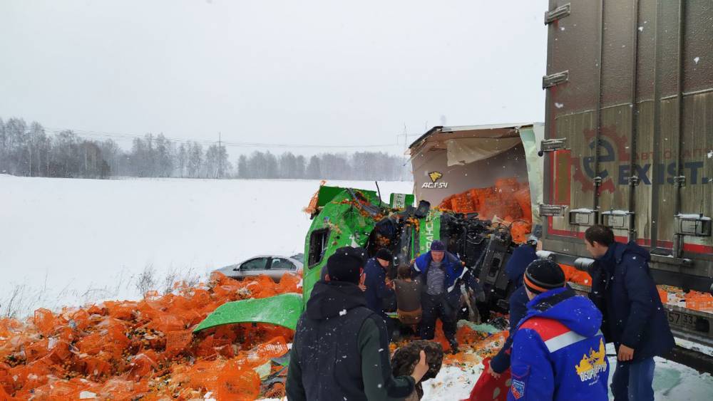 «Разорвало кузов»: опубликованы фото с места смертельного ДТП на трассе Новосибирск&nbsp;— Кемерово