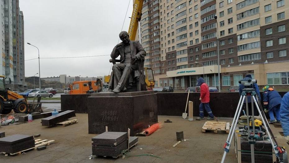 В Петербурге установили памятник Даниилу Гранину